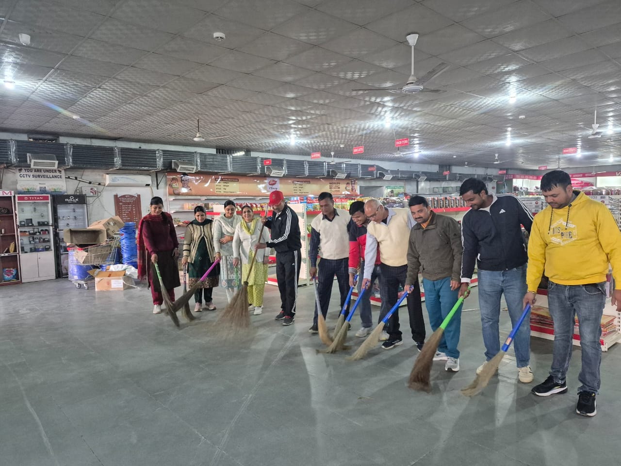 ईएसएम कैंटीन में कर्नल के नेतृत्व में चला सफाई अभियान