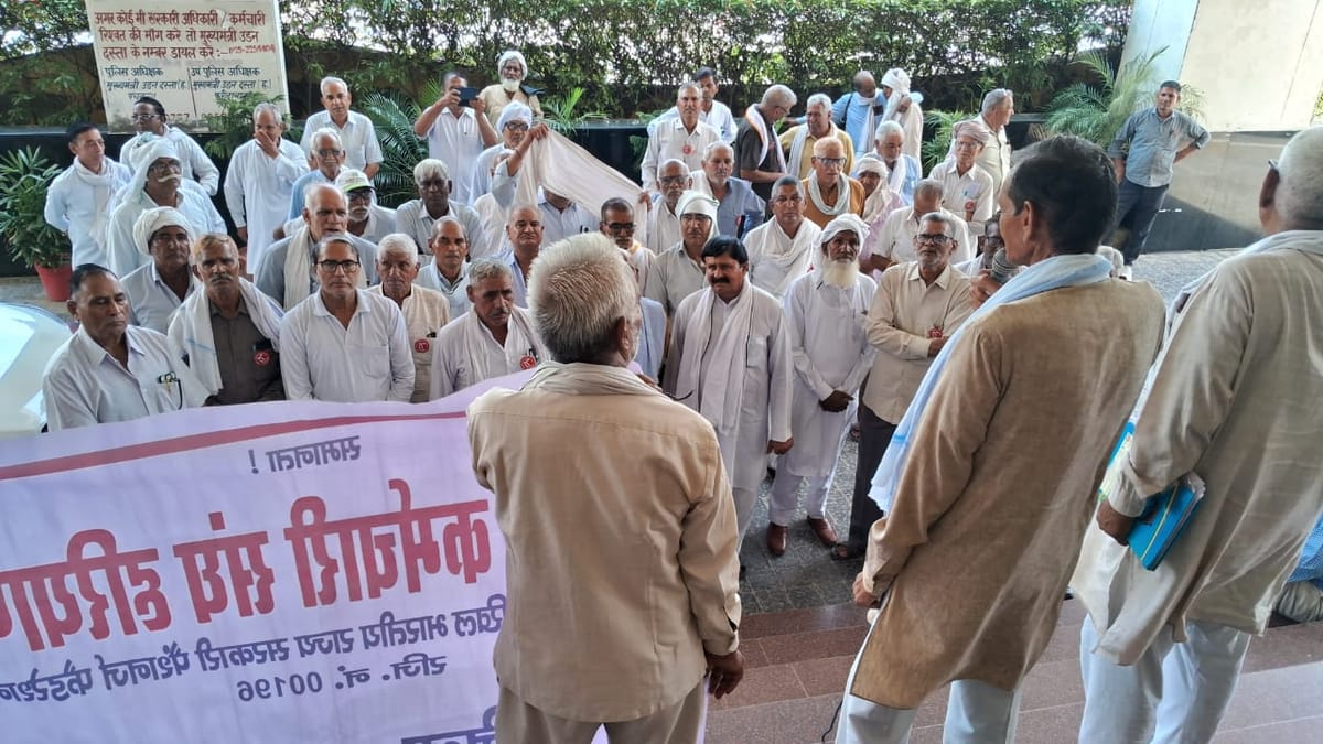 आठवें वेतन आयोग के मिलने वाले लाभों से वंचित करने के विरोध में रिटायर्ड कर्मचारियों ने किया विरोध प्रदर्शन