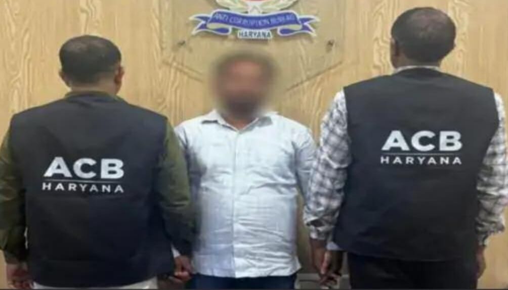 पलवल मार्केट कमेटी का ऑक्शन अधिकारी सतीश एक लाख तीस हजार रुपए की रिश्वत लेते हुआ गिरफ्तार