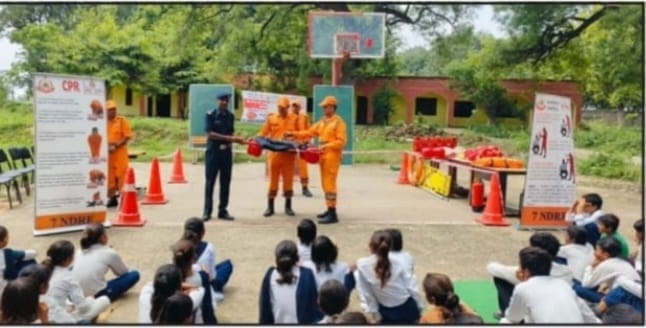 एनडीआरएफ ने स्कूली बच्चों को आपदा प्रबंधन की दी ट्रेनिंग