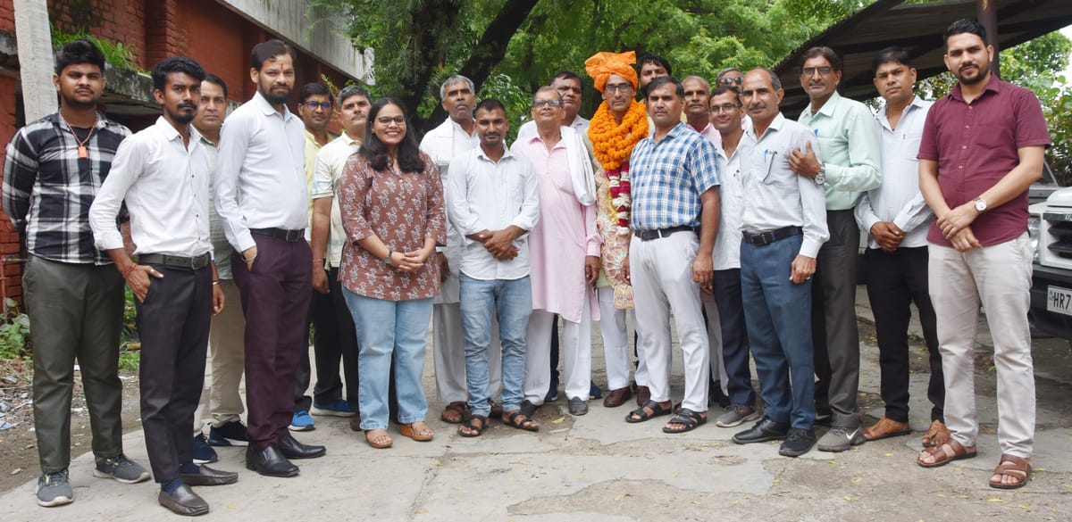 सूचना एवं जनसंपर्क विभाग के लोक कलाकार मुकुट लाल हुए सेवानिवृत्त