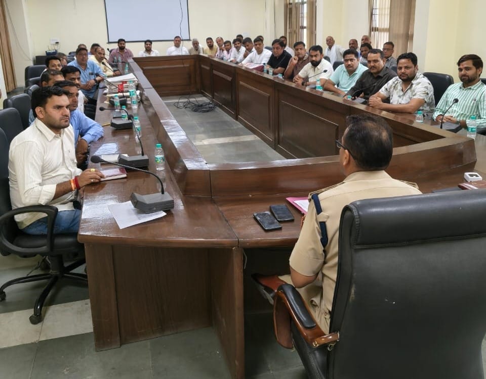 पुलिस अधीक्षक पलवल ने शराब ठेकेदारों एवं पेट्रोल पंप संचालकों के साथ बैठक कर दिए अहम निर्देश