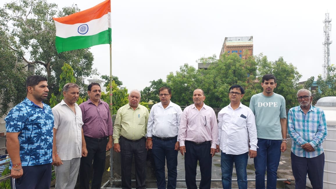 शहीद धींगड़ा वैल्फेयर सोसायटी पलवल के सदस्यों ने फहराया राष्ट्रीय तिरंगा