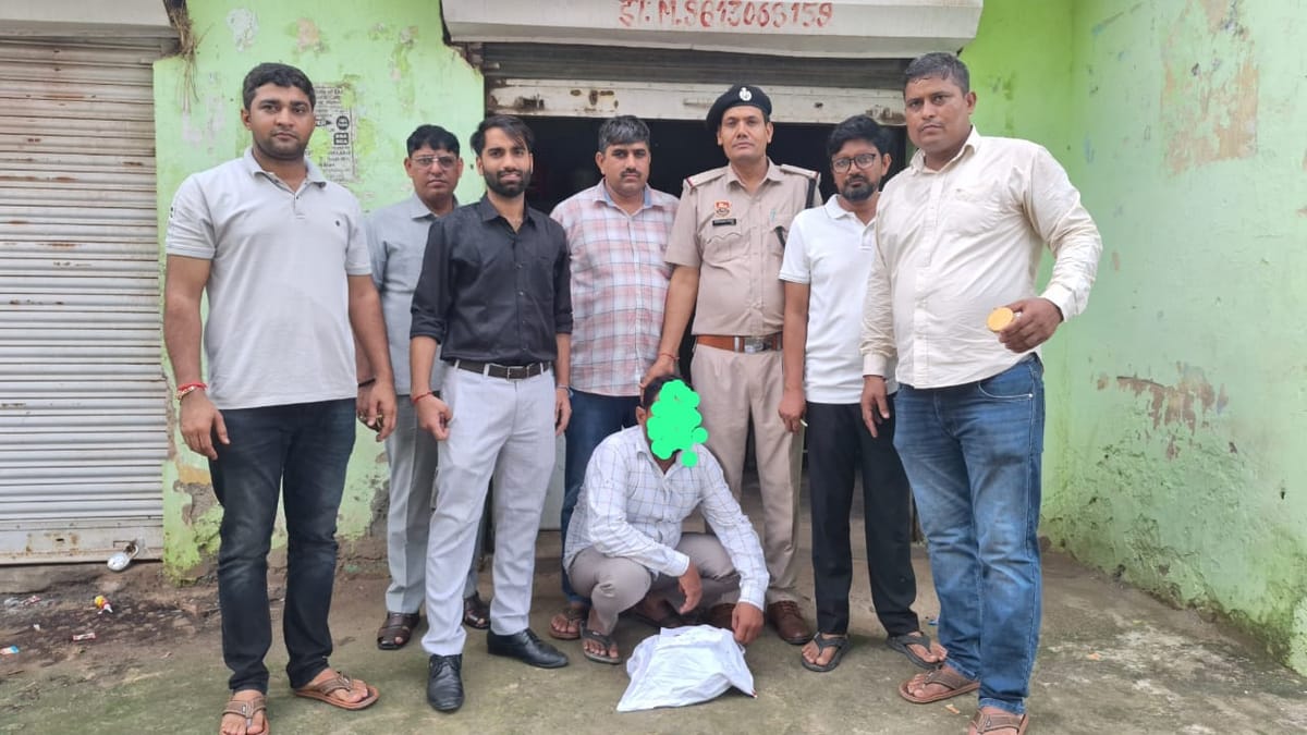 मेडिकल स्टोर की आड़ में चल रहे ड्रग रैकेट का भंडाफोड़, 24 बोतलें कोडीन सिरप बरामद