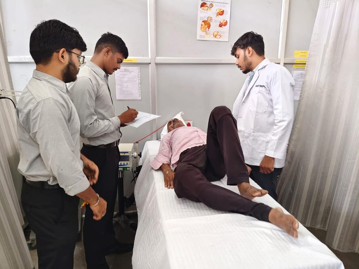 एमवीएन विश्वविद्यालय में विश्व फिजियोथेरेपी दिवस पर निःशुल्क फिजियोथेरेपी शिविर का हुआ आयोजन