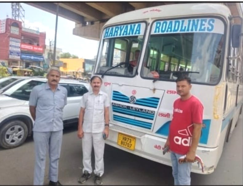 सीएम फ्लाइंग टीम ने पलवल बस अड्डे पर बिना परमिट वाली 2 बसों पर किया 20-20 हजार का जुर्माना