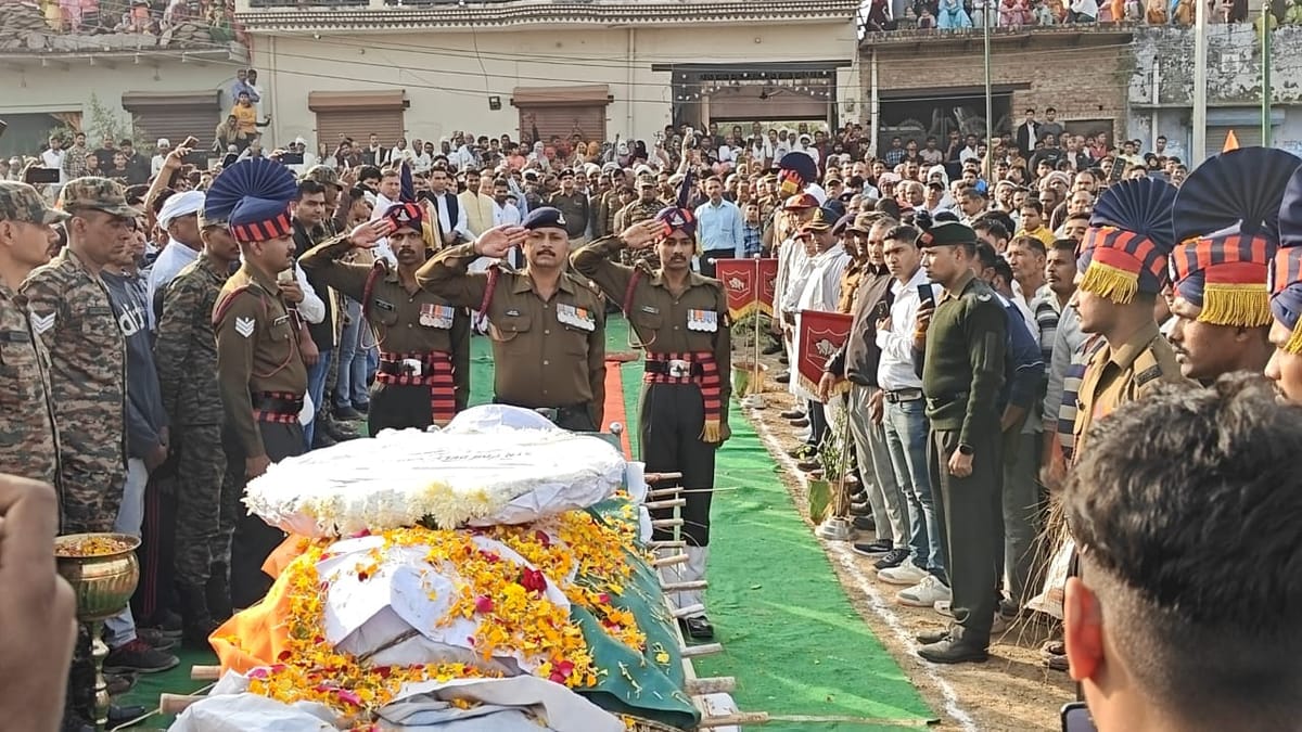 नम आंखों से दी शहीद हितेश सहरावत को विदाई, पुत्र सौरभ और पिता हेमी फौजी ने उठाया तिरंगा
