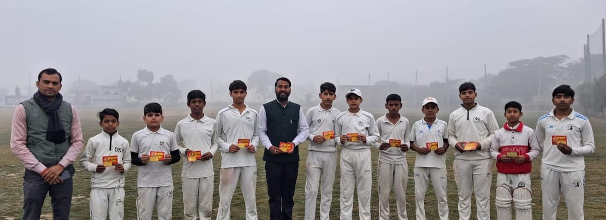 हनुमान चालीसा परिवार ने सोनेश क्रिकेट अकैडमी को हनुमान चालीसा वितरित की