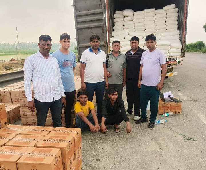 कैंटर गाड़ी में 20 लाख रुपए की 240 पेटी अंग्रेजी शराब के साथ दो तस्कर गिरफ्तार