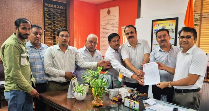 पत्रकारों की लंबित मांगों को लेकर पलवल जिला उपायुक्त को प्रधानमंत्री मोदी के नाम सौंपा मांग पत्र