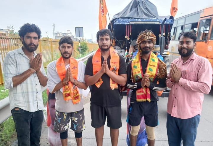 हरिद्वार से पलवल तक 101 लीटर गंगाजल की पैदल कांवड़ यात्रा लेकर आ रहे हैं पलवल -जिले के ग्राम अहरवां निवासी भोला, अजय रावत व उनकी टीम ने किया सीकरी में प्रवेश