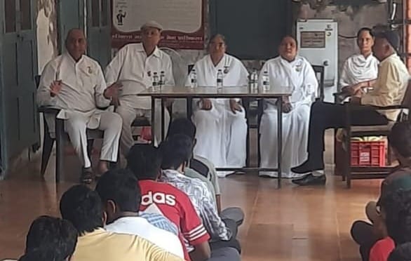 ब्रह्माकुमारी ईश्वरीय विश्वविद्यालय की ओर से पलवल जेल में कैदियों को बांधी गई राखियां