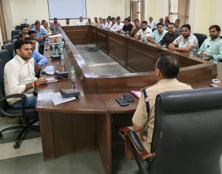पुलिस अधीक्षक पलवल ने शराब ठेकेदारों एवं पेट्रोल पंप संचालकों के साथ बैठक कर दिए अहम निर्देश