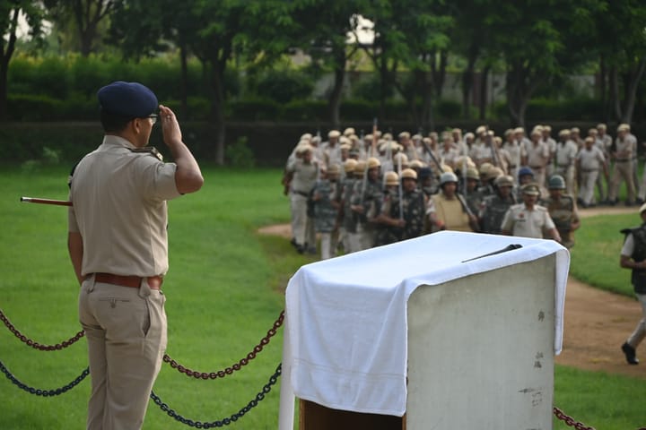 जिला पुलिस लाइन पलवल की जनरल परेड में एसपी वरुण सिंगला ने ली परेड सलामी
