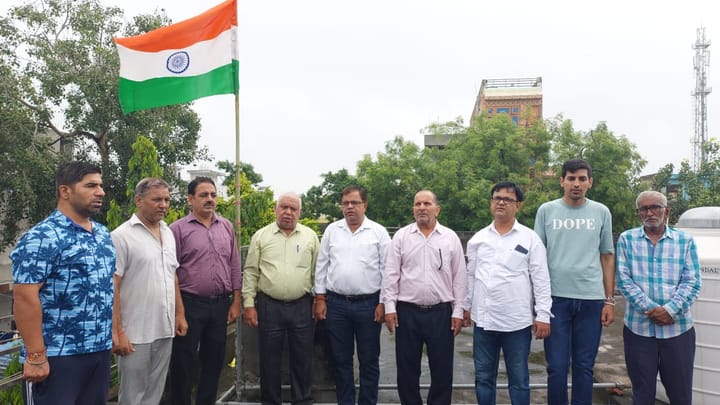 शहीद धींगड़ा वैल्फेयर सोसायटी पलवल के सदस्यों ने फहराया राष्ट्रीय तिरंगा