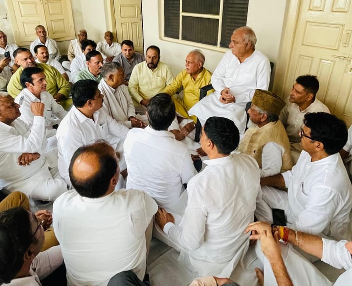 पूर्व मंत्री करण दलाल की भाभी के निधन पर शोक प्रकट करने पहुंचे पूर्व मुख्यमंत्री भूपेंद्र हुड्डा