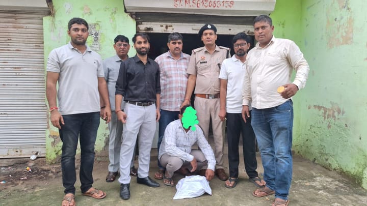 मेडिकल स्टोर की आड़ में चल रहे ड्रग रैकेट का भंडाफोड़, 24 बोतलें कोडीन सिरप बरामद