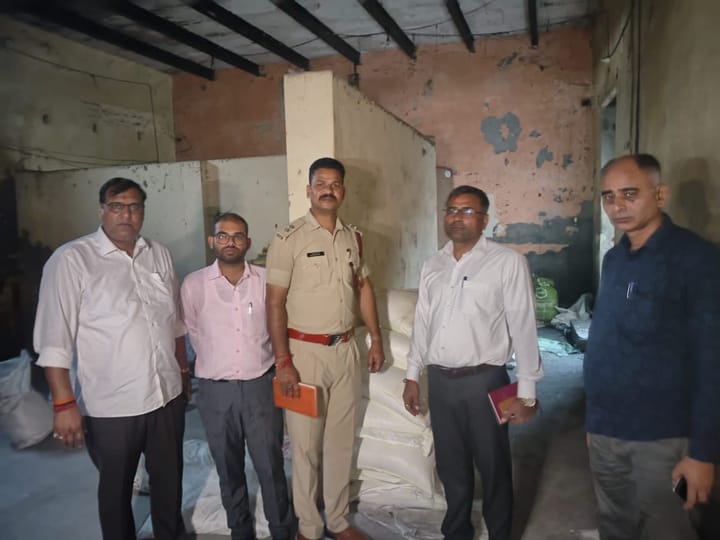 हथीन में अवैध रूप से चलाई जा रही पटाखा फैक्टरी पर मुख्यमंत्री उड़नदस्ते की छापेमारी