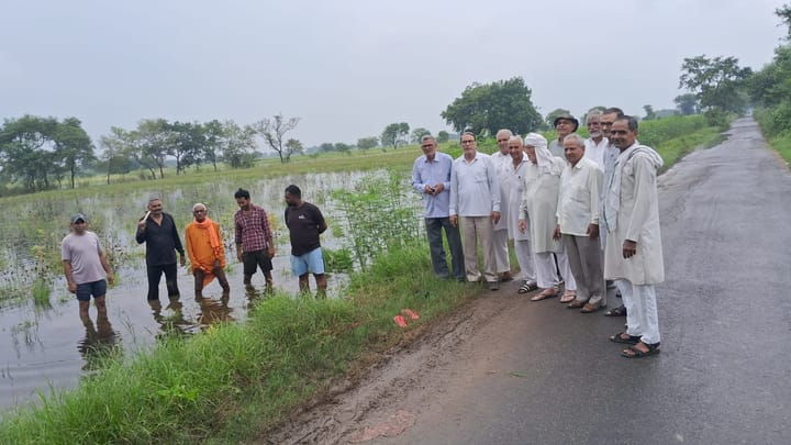 संयुक्त किसान मोर्चा पलवल ने जल भराव से प्रभावित कई गावों का किया दौरा