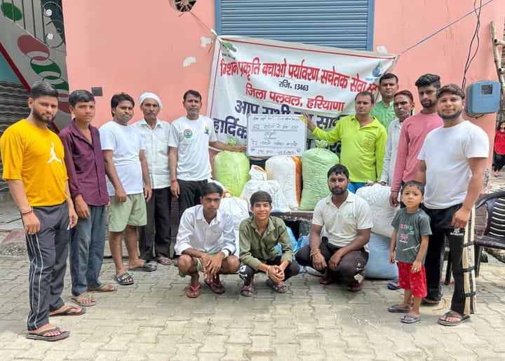 मिशन प्रकृति बचाओ पर्यावरण सचेतक सेवा पलवल द्वारा पंजाब बाढ़ पीड़ितों को भेजी राहत सामग्री