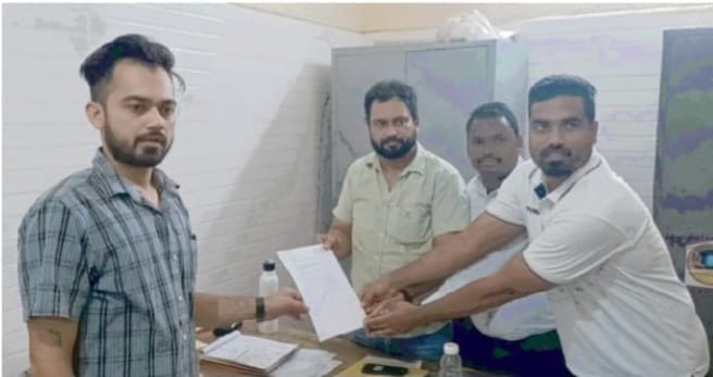 मंडी में जमा कचरे व दुर्गंध को लेकर शिव कॉलोनी निवासियों ने मार्केट कमेटी के सचिव को सौंपा ज्ञापन