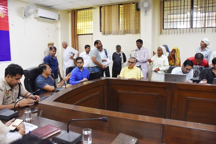 वोटर कार्ड गुम होने की शिकायत को लेकर आई महिला का उपायुक्त ने किया समाधान