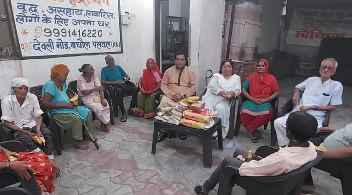 पलवल डोनर्स क्लब ने पितृपक्ष की अमावस्या पर वृद्धाश्रम में दी सेवाएं