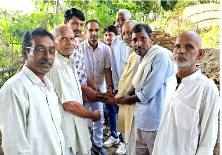 प्रजापति समाज की चौपाल की 50 साल की मांग को सरपंच वेदवती गहलौत ने किया पूरा