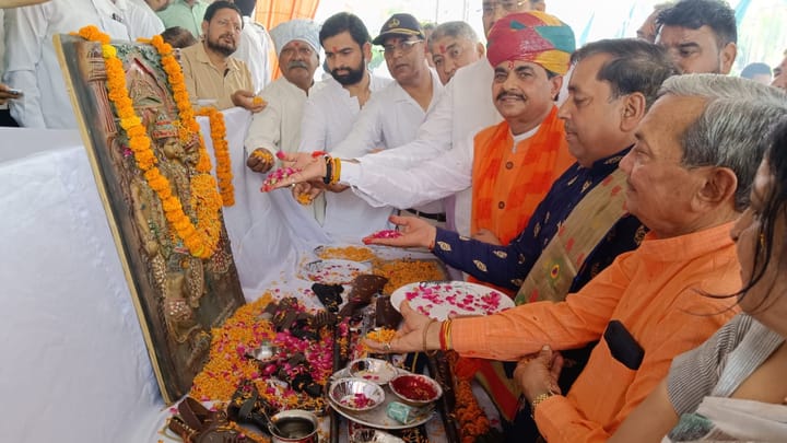 विजयादशमी के पर्व पर महाराणा प्रताप भवन में किया गया शस्त्रों का विधिवत पूजन