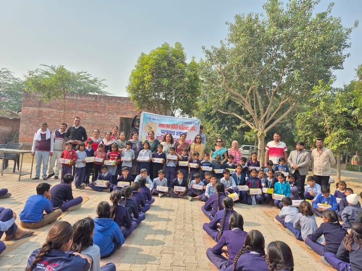 मानव सेवा समिति पलवल द्वारा स्कूली बच्चों को किये गये जूते वितरित