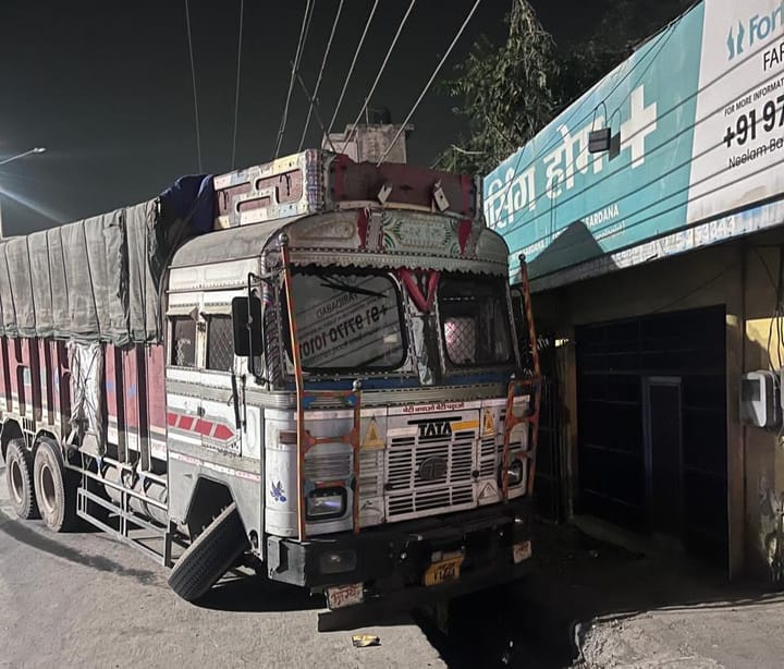 नगर परिषद और लोक निर्माण विभाग पलवल नाला खोद कर उस पर स्लैब डालना भूले