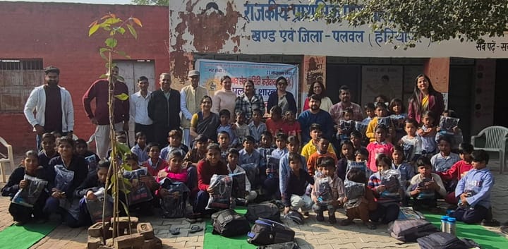 मानव सेवा समिति पलवल ने जरूरतमंद छात्र-छात्राओं को की जर्सी वितरित