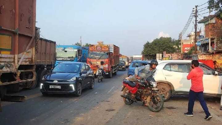 पलवल में ट्रैफिक पुलिस ने सर्विस लेन पर अवैध पार्किंग को हटाने के लिए चलाया अभियान