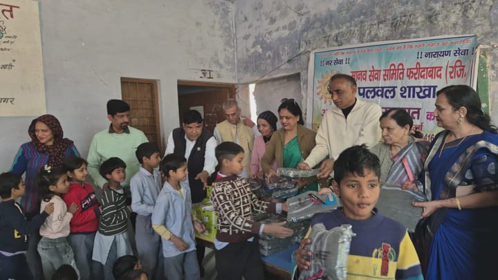 मानव सेवा समिति पलवल द्वारा जरूरतमंद छात्र-छात्राओं को किये जर्सी एवं जूते वितरित