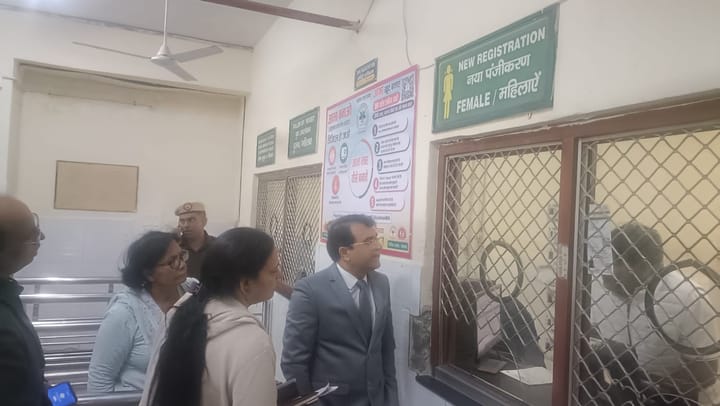 उपायुक्त डॉ हरीश कुमार वशिष्ठ ने पलवल के नागरिक अस्पताल का किया दौरा