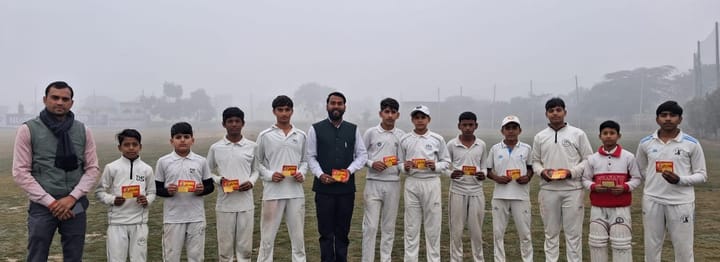 हनुमान चालीसा परिवार ने सोनेश क्रिकेट अकैडमी को हनुमान चालीसा वितरित की