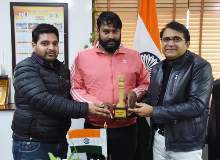 डीआईपीआरओ के चालक हरकेश की ईमानदारी से खुश उपायुक्त ने किया सम्मानित