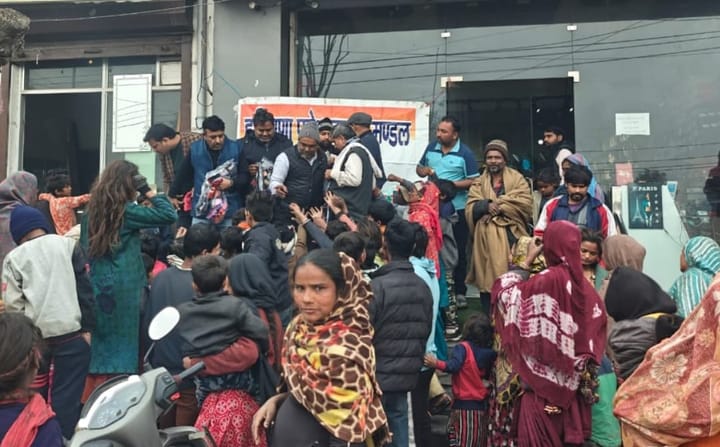 ठंड में गरीबों की ढाल बना पलवल व्यापार मंडल, बांटे गर्म कपड़े